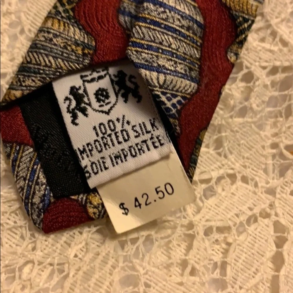 Metropolitan Museum Tie With Tags